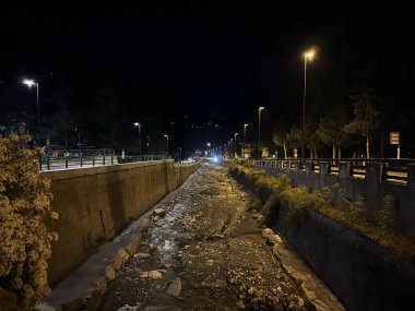 Dora Nehri 'nin Bardonecchia Torino Kanalı şehir gece fotoğraflarından geçiyor. Yüksek kalite fotoğraf