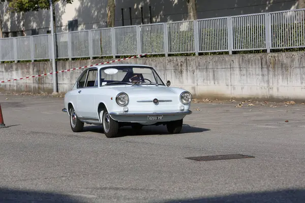 Bibbiano-Reggio Emilia İtalya 07: 15 2015 Şehir meydanı Fiat 850 Coupe 'de klasik araba serbest rallisi. Yüksek kalite fotoğraf