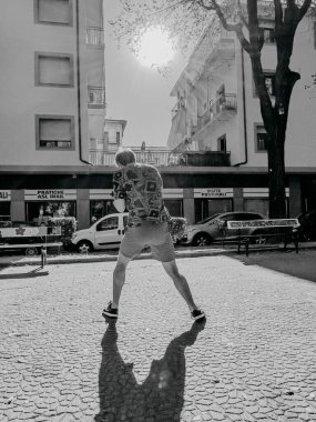 Genç boksör sokak dövüşçüsü binaların arasındaki meydanda antrenman yapıyor. Yüksek kalite fotoğraf