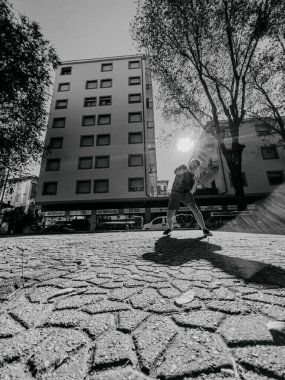 Genç boksör sokak dövüşçüsü binaların arasındaki meydanda antrenman yapıyor. Yüksek kalite fotoğraf