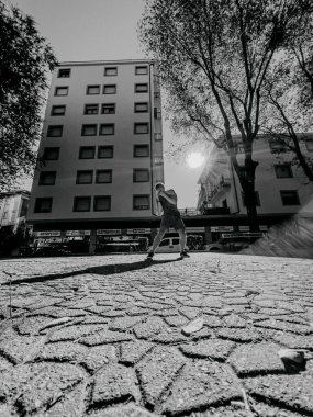 Genç boksör sokak dövüşçüsü binaların arasındaki meydanda antrenman yapıyor. Yüksek kalite fotoğraf