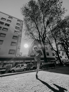 Genç boksör sokak dövüşçüsü binaların arasındaki meydanda antrenman yapıyor. Yüksek kalite fotoğraf