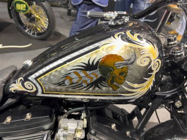 Verona, İtalya - 2023 MBE Verona Bisiklet Fuarı Bisiklet Fuarı ve Özel Araba Fuarı - Airbrush yakıt deposu. Yüksek kalite fotoğraf