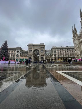 Milan, İtalya - 2023 01 08 Piazza del Duomo Yağmurlu bir günde. Yüksek kalite fotoğraf