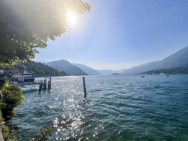 İtalya 'daki Garda Gölü' ndeki Bellagio rıhtımından panorama. Yüksek kalite fotoğraf