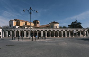 İtalya, Ferrara 'da Tresigallo, kasabanın girişinde sütunlar. Yüksek kalite fotoğraf