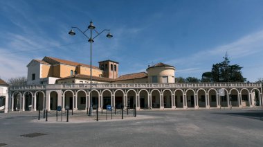 İtalya, Ferrara 'da Tresigallo, kasabanın girişinde sütunlar. Yüksek kalite fotoğraf