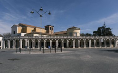 İtalya, Ferrara 'da Tresigallo, kasabanın girişinde sütunlar. Yüksek kalite fotoğraf