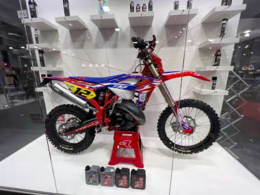 Milan, İtalya: 2023 01 28 Eicma Milano Bisiklet Fuarı Beta Enduro Brad Freeman Wolrd Şampiyonu.