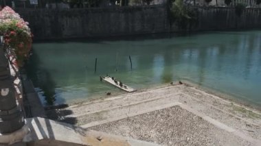 Peschiera del Garda İtalya 'nın duvarları ve iskelesi. Yüksek kalite 4k görüntü