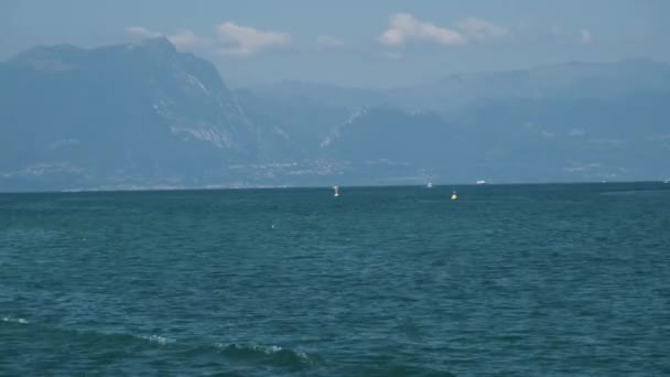 Gardameer Vanaf Oever Van Peschiera Panorama Een Zonnige Dag Met — Stockvideo