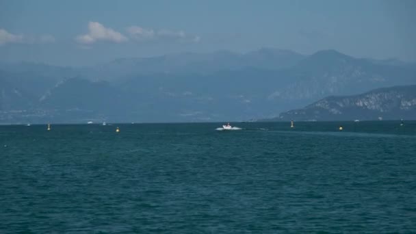 ペシエラの海岸からガルダ湖 遠くのボートで晴れた日のパノラマ 高品質の4K映像 — ストック動画