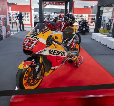 Milan, İtalya: 2023 01 28 Eicma Milano Bike Expo Beta Enduro Honda Hrc Marc Marquez 93 Bike Repsol. Yüksek kalite fotoğraf