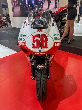 Milan, İtalya: 2023 01 28 Eicma Milano Bisiklet Fuarı Beta Enduro Gilera 250cc Marco Simoncelli. Yüksek kalite fotoğraf