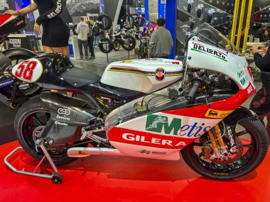 Milan, İtalya: 2023 01 28 Eicma Milano Bisiklet Fuarı Beta Enduro Gilera 250cc Marco Simoncelli. Yüksek kalite fotoğraf