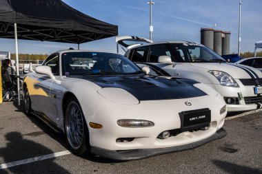 CRemona, İtalya: 2023 11 19JCM Japonya Otomobil Buluşması ücretsiz Japon arabası yarışı Mazda RX7. Yüksek kalite fotoğraf