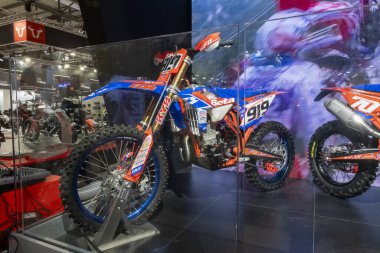 Milan, İtalya: 2023 01 28 Eicma Milano Bisiklet Fuarı Beta Enduro Beta MxGp Ben Watson. Yüksek kalite fotoğraf