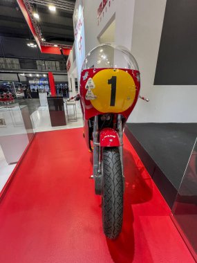 Milan, İtalya: 2023 01 28 Eicma Milano Bisiklet Fuarı Beta Enduro Mv Augusta Giacomo Agostini. Yüksek kalite fotoğraf