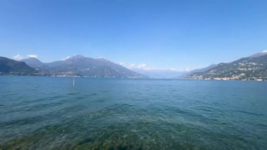 Peschiera sahilinden Garda Gölü, güneşli bir günde, uzaktaki teknelerle panorama. Yüksek kalite 4k görüntü