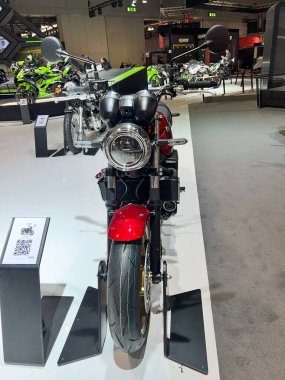 Milan, İtalya: 2023 01 28 Eicma Milano Bisiklet Fuarı Kawasaki Z650 Rs. Yüksek kalite fotoğraf