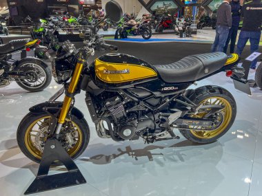 Milan, İtalya: 2023 01 28 Eicma Milano Bisiklet Fuarı Kawasaki Z900 Rs. Yüksek kalite fotoğraf