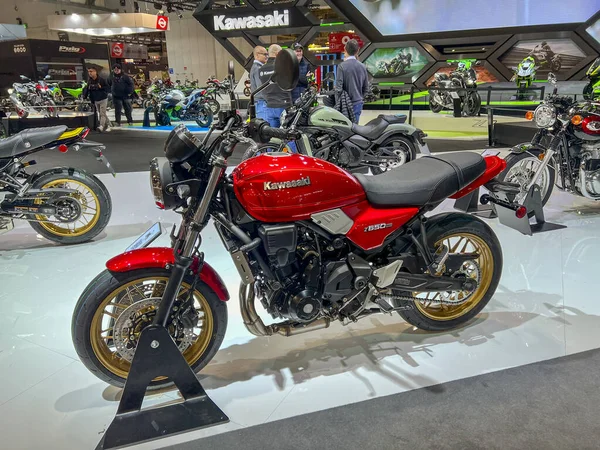 Milan, İtalya: 2023 01 28 Eicma Milano Bisiklet Fuarı Kawasaki Z650 Rs. Yüksek kalite fotoğraf