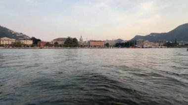 Como şehrinin panoraması gün batımında gölden görüldü. Yüksek kalite 4k görüntü