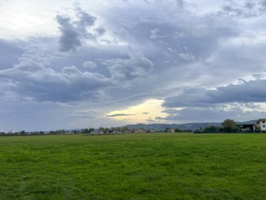 Tarlada ve gökte şafak söktü. Yüksek kalite fotoğraf