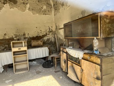 Terk edilmiş şeylerin olduğu eski bir garaj. Yüksek kalite fotoğraf