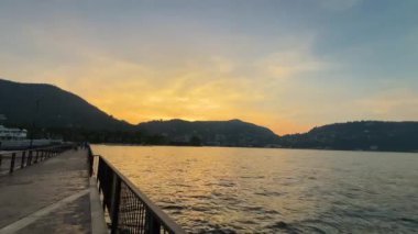Gün batımında Como Panorama Gölü. Yüksek kalite 4k görüntü