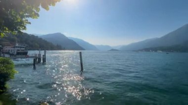 Güneşli bir günde Bellagio Como Gölü 'ndeki iskelede. Yüksek kalite 4k görüntü
