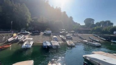 Peschiera kıyısından Garda Gölü, güneşli bir günde turist limanında tekneleri olan bir panorama. Yüksek kalite 4k görüntü