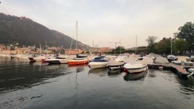 Peschiera kıyısından Garda Gölü, güneşli bir günde turist limanında tekneleri olan bir panorama. Yüksek kalite 4k görüntü