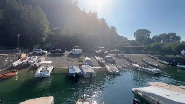 ペシエラの海岸からガルダ湖 観光港でボートで晴れた日のパノラマ 高品質の4K映像 — ストック動画