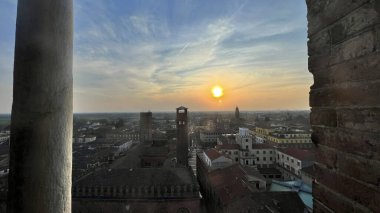 Gün batımında Torrazzo kulesinden görünen şehirlerin Cremona panoraması. Yüksek kalite fotoğraf