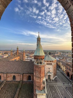 Gün batımında Torrazzo kulesinden katedral çan kulesinin Cremona panoraması. Yüksek kalite fotoğraf