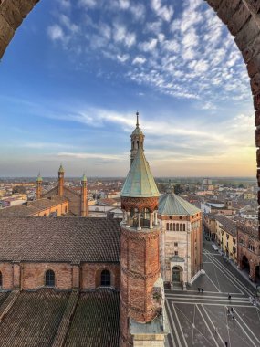Gün batımında Torrazzo kulesinden katedral çan kulesinin Cremona panoraması. Yüksek kalite fotoğraf