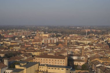 Gün batımında Torrazzo kulesinden görünen şehirlerin Cremona panoraması. Yüksek kalite fotoğraf