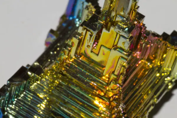 Bizmut metalin üzerinde gökkuşağı. Yüksek kalite fotoğraf