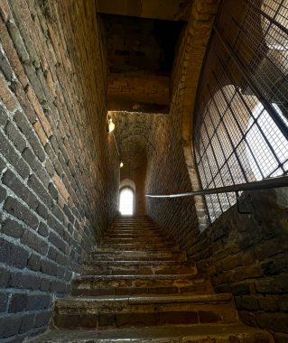 Torrazzo kulesinin merdiven boşluğunun içindeki Cremona Katedrali. Yüksek kalite fotoğraf