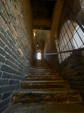 Torrazzo kulesinin merdiven boşluğunun içindeki Cremona Katedrali. Yüksek kalite fotoğraf