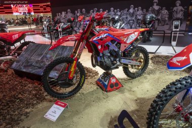 Milan, İtalya: 2023 01 28 Eicma Milano Bisiklet Fuarı Honda HRC MxGP Tim Gajser motokros bisikleti. Yüksek kalite fotoğraf