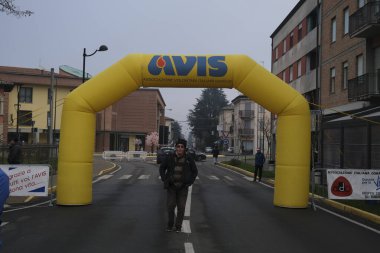 Bibbiano, Reggio Emilia - İtalya: 2022 18 12 BabboRun serbest koşu yarışı Noel Baba gibi giyinmiş koşucularla. Yüksek kalite fotoğraf