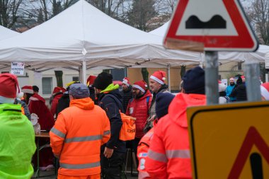 Bibbiano, Reggio Emilia - İtalya: 2022 18 12 BabboRun serbest koşu yarışı Noel Baba gibi giyinmiş koşucularla. Yüksek kalite fotoğraf