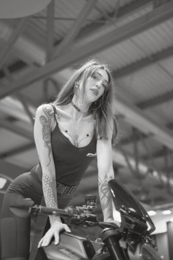 Milano, İtalya - 2021 11: Eicma Milano Bisiklet Fuarı Güzel esmer kız. Yüksek kalite fotoğraf