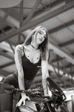 Milano, İtalya - 2021 11: Eicma Milano Bisiklet Fuarı Güzel esmer kız. Yüksek kalite fotoğraf