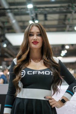 Milano, İtalya - 2021 11: Eicma Milano Bisiklet Fuarı Güzel esmer kız. Yüksek kalite fotoğraf
