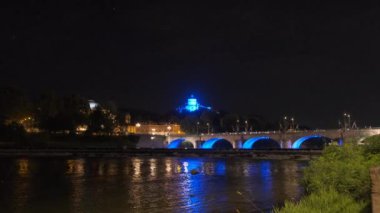 Torino 'daki Po nehrinin panoraması geceleri aydınlatılmış köprüyle. Yüksek kalite 4k görüntü