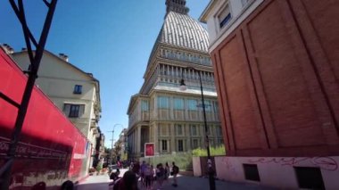 Turin Köstebeği Antonelliana paronara güneşli bir günde ortaya çıkıyor. Yüksek kalite 4k görüntü