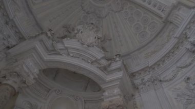 Reggia di Venaria Torino 'da iç mekan ve tavan. Yüksek kalite 4k görüntü